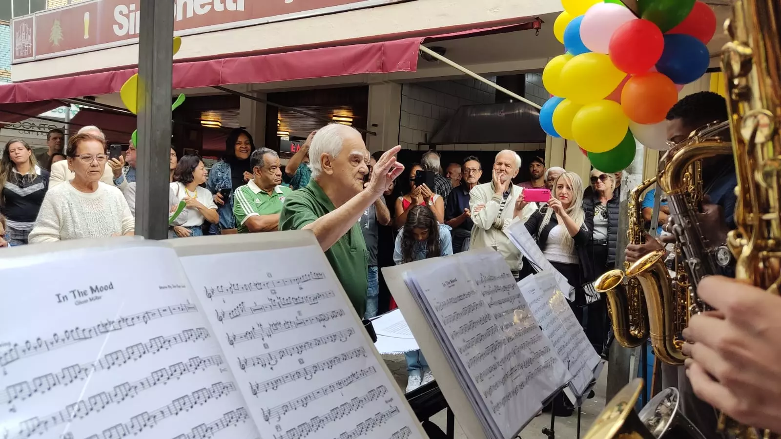 Músicos se apresentam no Centro de Santos Dumont em homenagem aos 89 anos de Toninho Faria